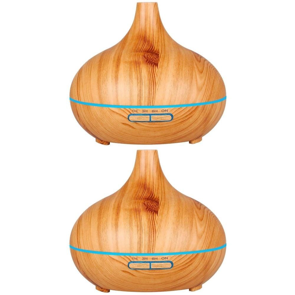 Zwei holzmaserierte Aromadiffusoren mit blauen LED-Akzenten und Bedienelementen.