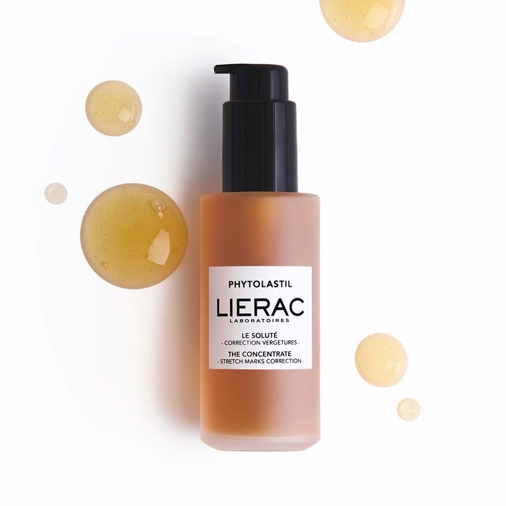 Flasche mit schwarzem Pumpverschluss und gelben Tropfen. Etikett mit LIERAC-Logo und Produktbezeichnung. Aufschrift: LE SOLUTÉ - CORRECTION VERGETURES.