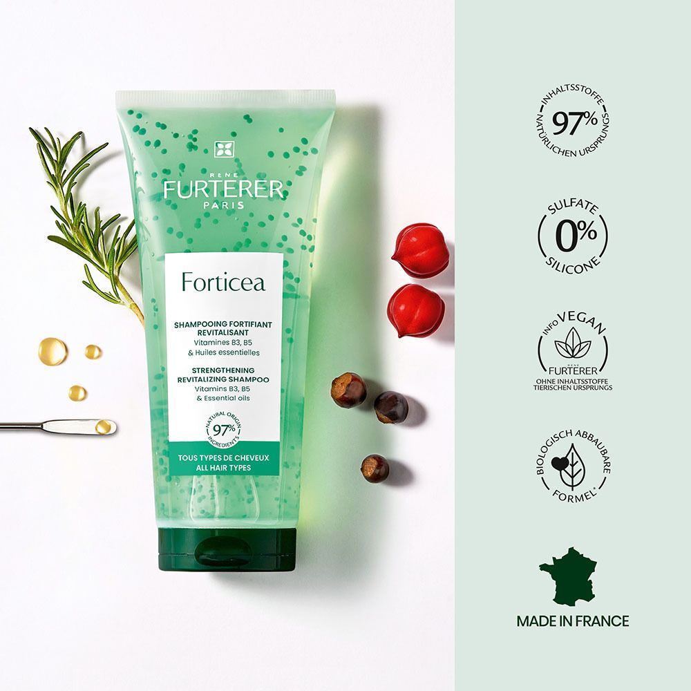 Eine Tube Shampoo mit Inhaltsstoffen. Text: 97% natürliche Inhaltsstoffe, 0% Sulfate, vegan, biologisch abbaubare Formel.