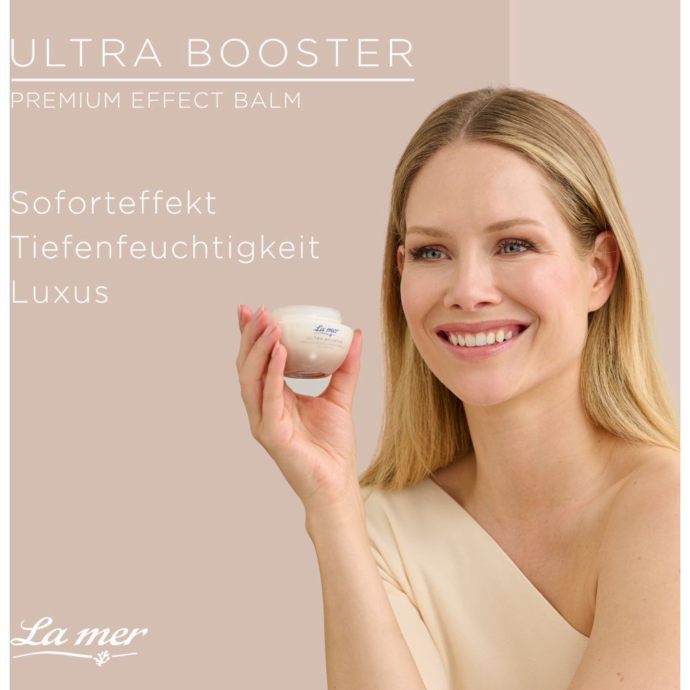 Frau hält einen weißen Tiegel mit "La mer" und "ULTRA BOOSTER PREMIUM EFFECT BALM".