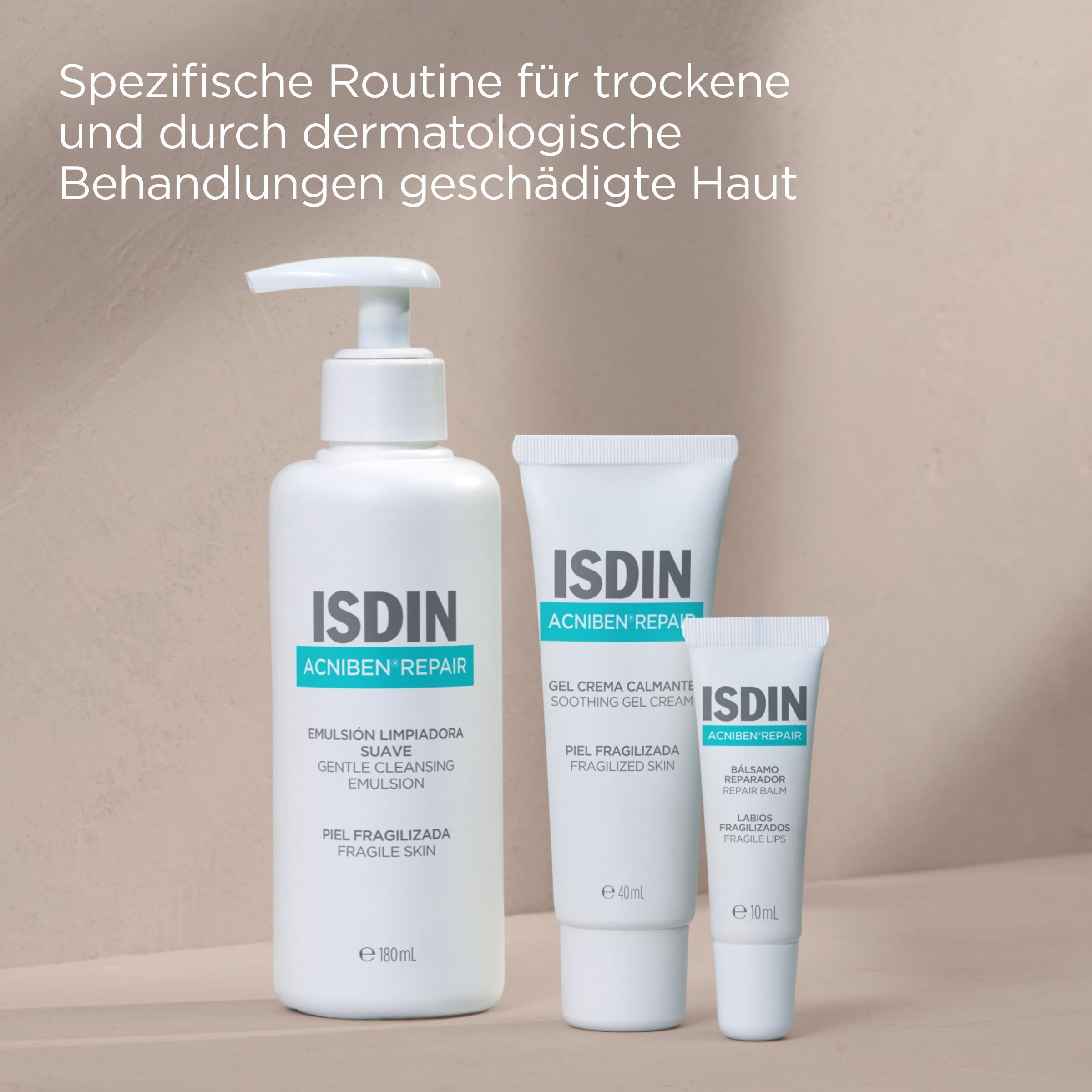 Drei Produkte von ISDIN: Reinigungs-Emulsion, beruhigende Gel-Creme und Lippenbalsam. Weiße Verpackung.