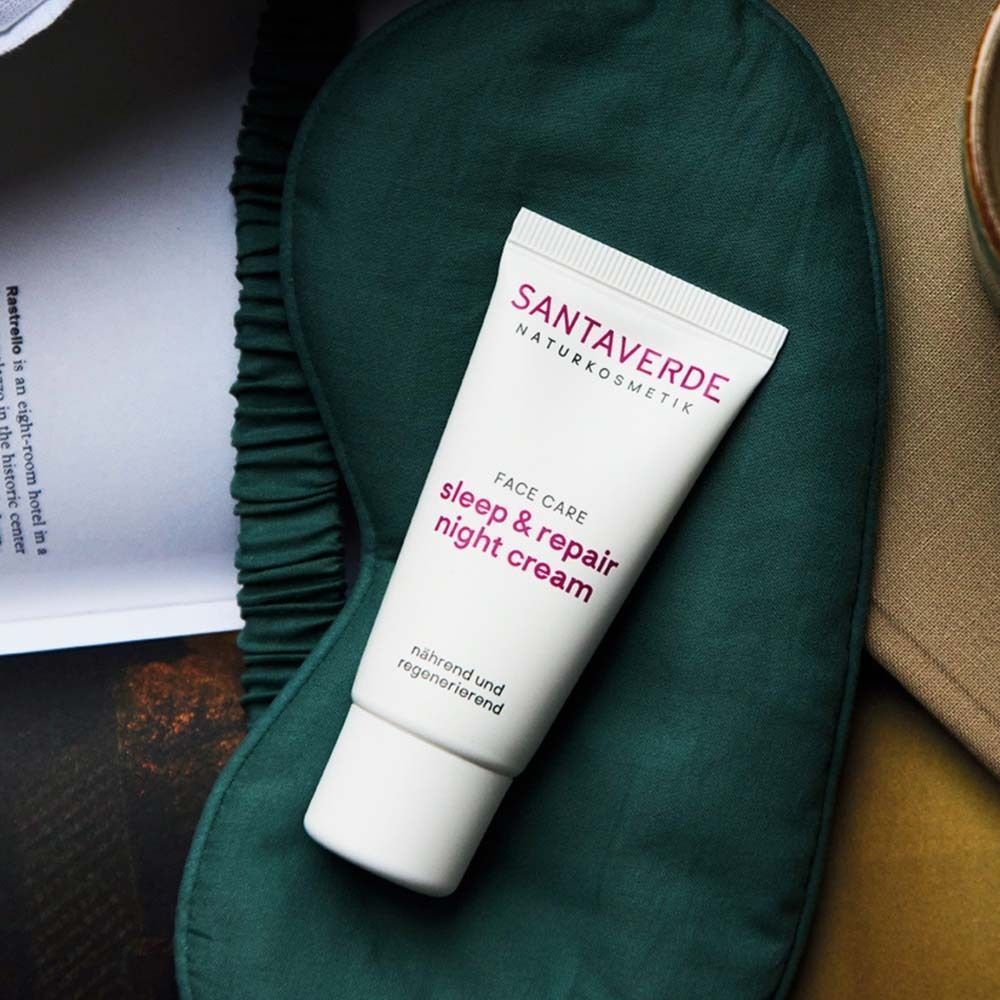 Tube Nachtcreme auf grüner Schlafmaske. Aufschrift: SANTAVERDE, FACE CARE, sleep & repair night cream.