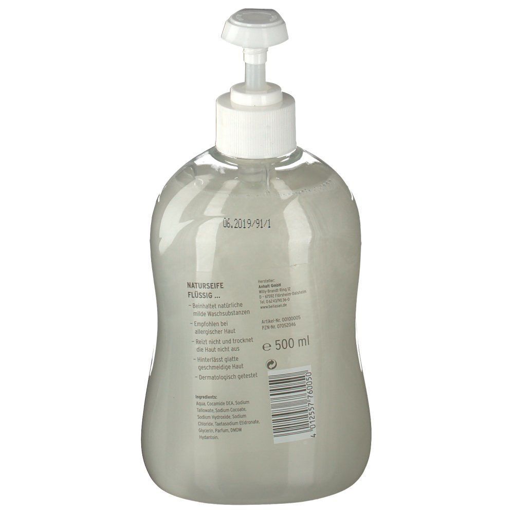 Rückseite einer Flüssigseifenflasche. Transparente Flasche mit cremiger Flüssigkeit. Text und Inhaltsstoffe aufgedruckt. 500 ml.
