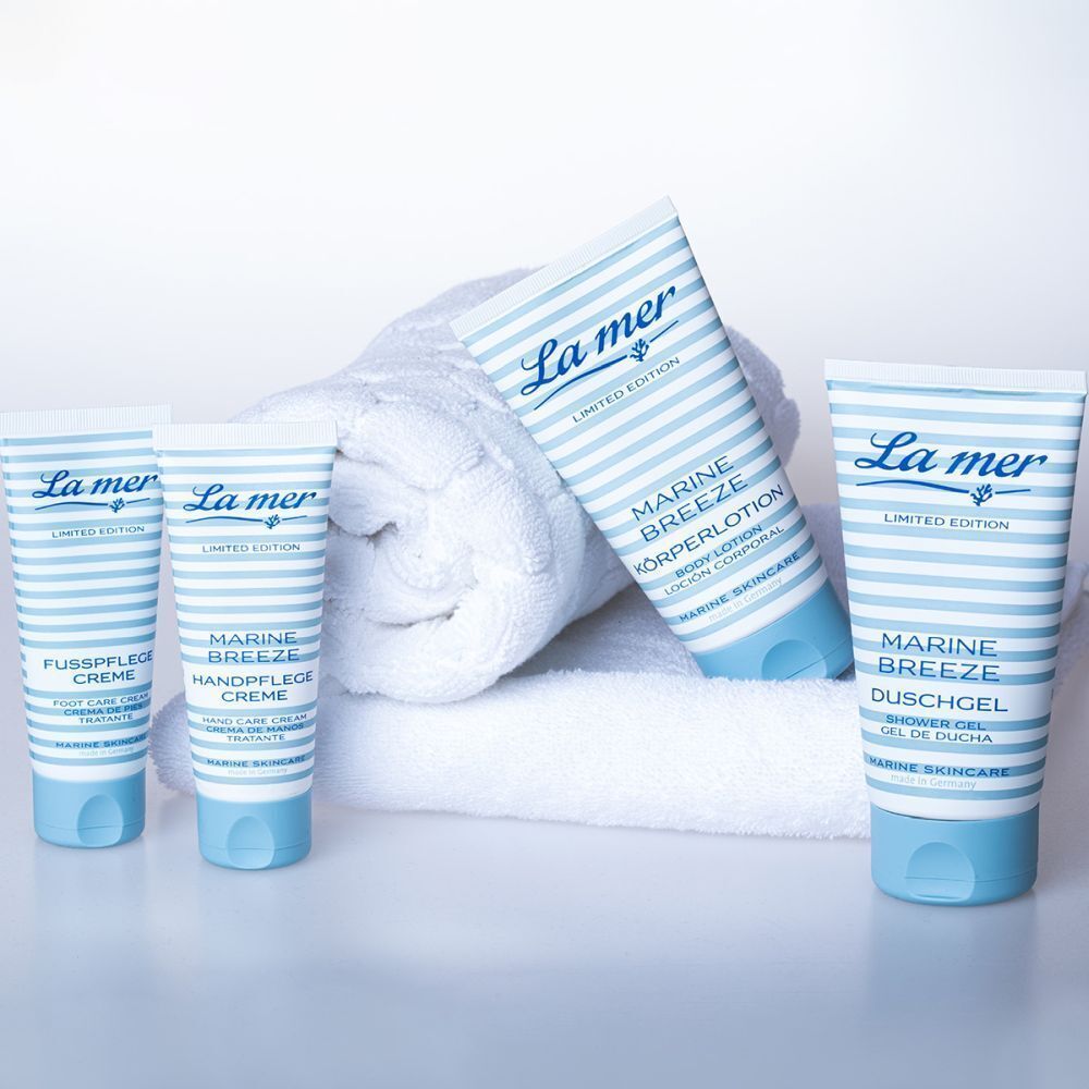 Verschiedene La mer Produkte mit blau-weißem Streifendesign. Darunter Duschgel, Körperlotion, Fußpflegecreme und Handpflegecreme.