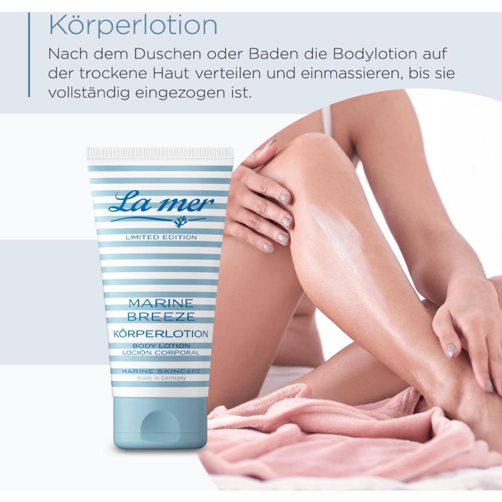 Eine Person trägt Körperlotion auf das Bein auf. Im Hintergrund: Tube Körperlotion mit blau-weißem Streifenmuster. Aufschrift: La mer, Marine Breeze.