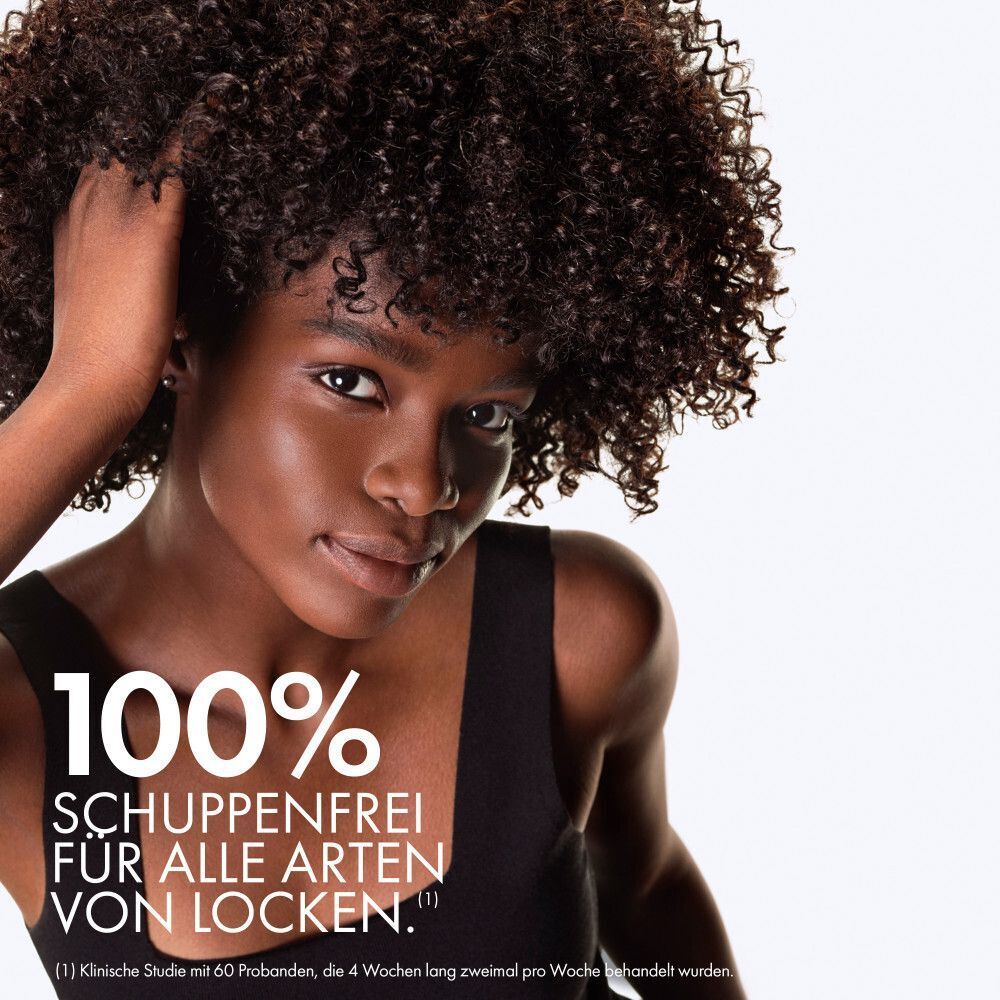 Eine Frau mit lockigem Haar. Text: 100% schuppenfrei für alle Arten von Locken.