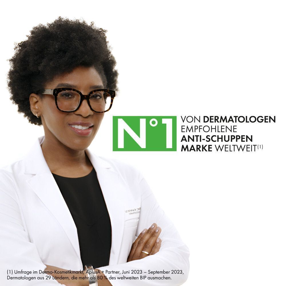 Eine Frau mit Brille und weißem Kittel. Text: Von Dermatologen empfohlene Anti-Schuppen Marke weltweit.