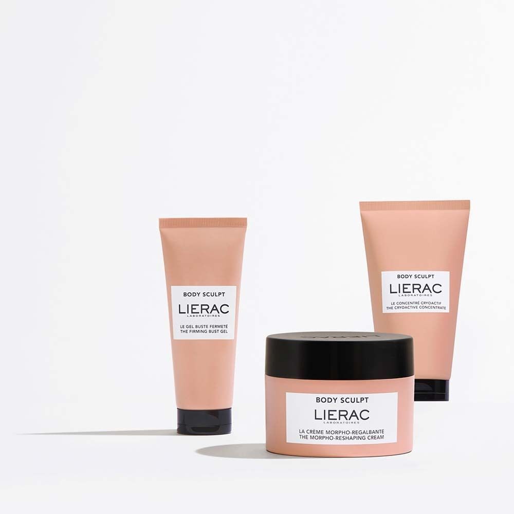 Drei Produkte von LIERAC. Zwei Tuben und ein Tiegel. Rosa Verpackung mit schwarzem Deckel und weißem Etikett mit Logo und Produktnamen.