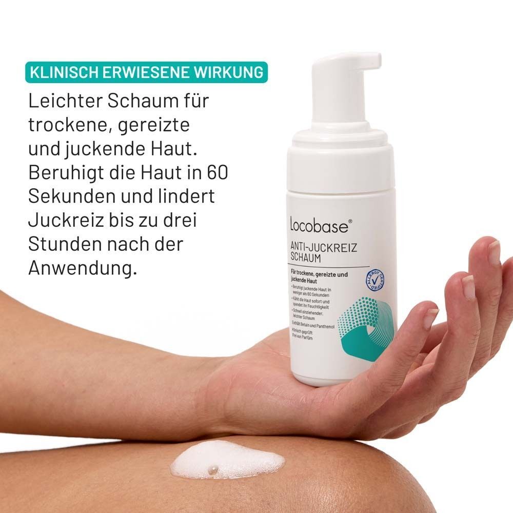 Eine Hand hält eine Flasche LOCOBASE Anti-Juckreiz Schaum. Schaum auf der Haut. Text: Klinisch erwiesene Wirkung.