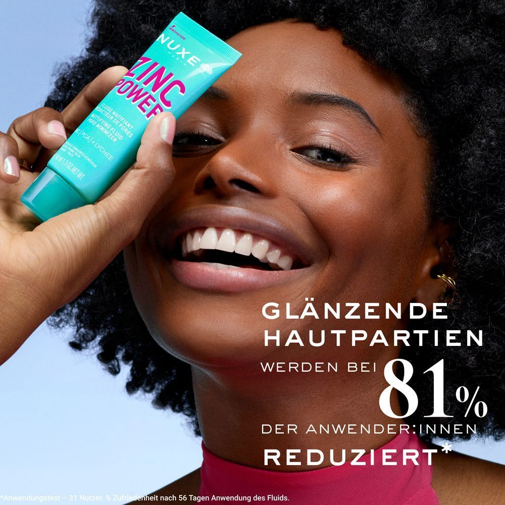 Eine Frau hält eine Tube NUXE Zinc Power Fluid. Text: Glänzende Hautpartien werden bei 81% der Anwender:innen reduziert.
