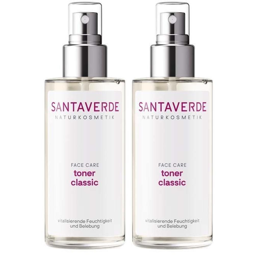 Zwei Sprühflaschen SANTAVERDE Toner Classic. Klare Flüssigkeit, weißes Etikett, silberner Sprühkopf. Text: Face Care, Toner Classic.