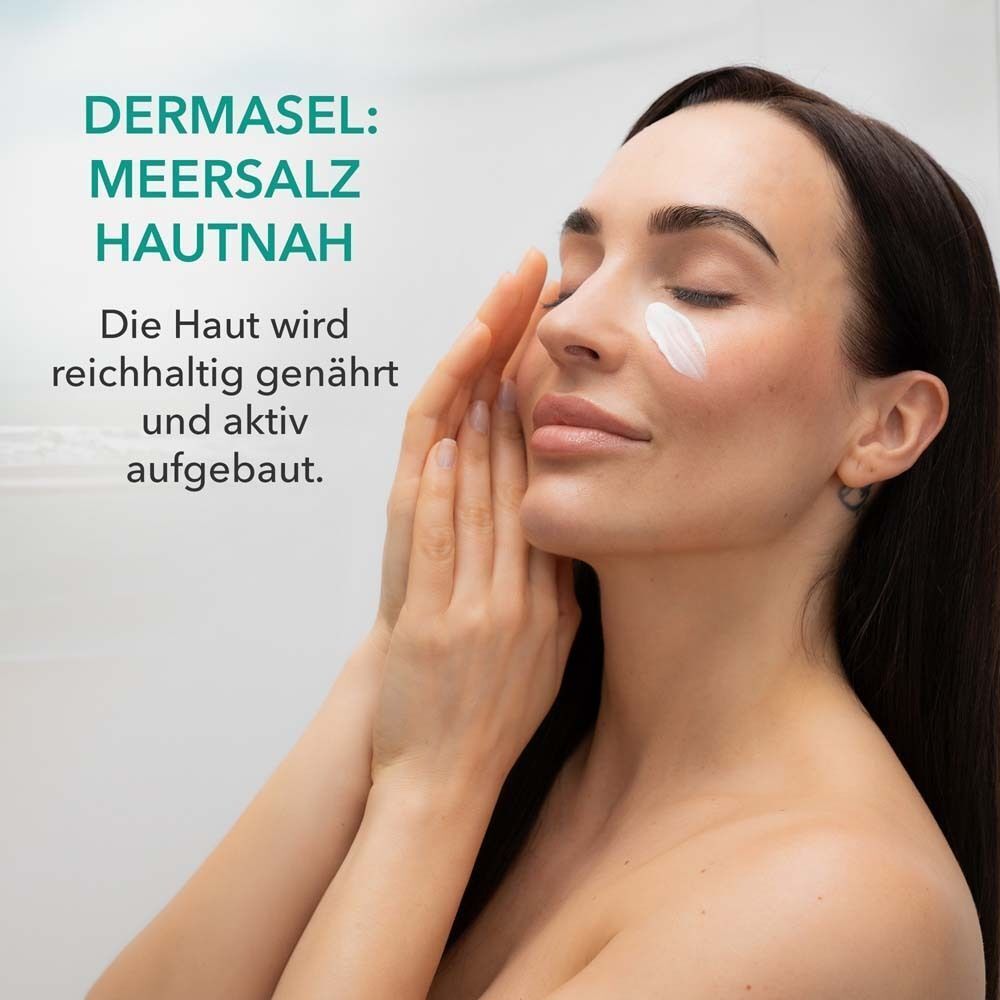 Frau mit Maske aufgetragen. Text: DERMASEL: Meersalz hautnah. Die Haut wird reichhaltig genährt und aktiv aufgebaut.