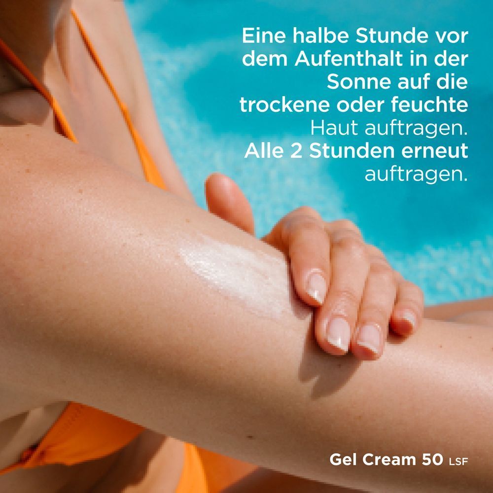 Person trägt Sonnencreme auf. Text: Eine halbe Stunde vor dem Aufenthalt in der Sonne auftragen. Alle 2 Stunden erneut auftragen.