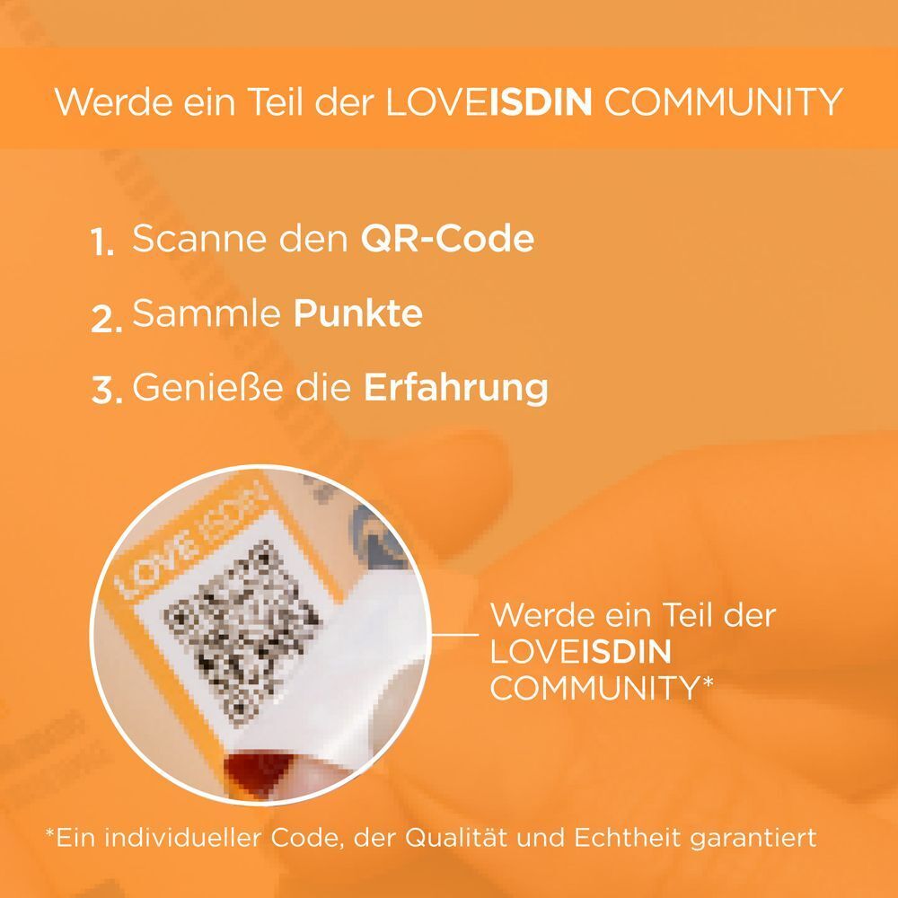 Hand hält Karte mit QR-Code. Text: Werde ein Teil der LOVEISDIN COMMUNITY. Scanne den QR-Code. Sammle Punkte. Genieße die Erfahrung.
