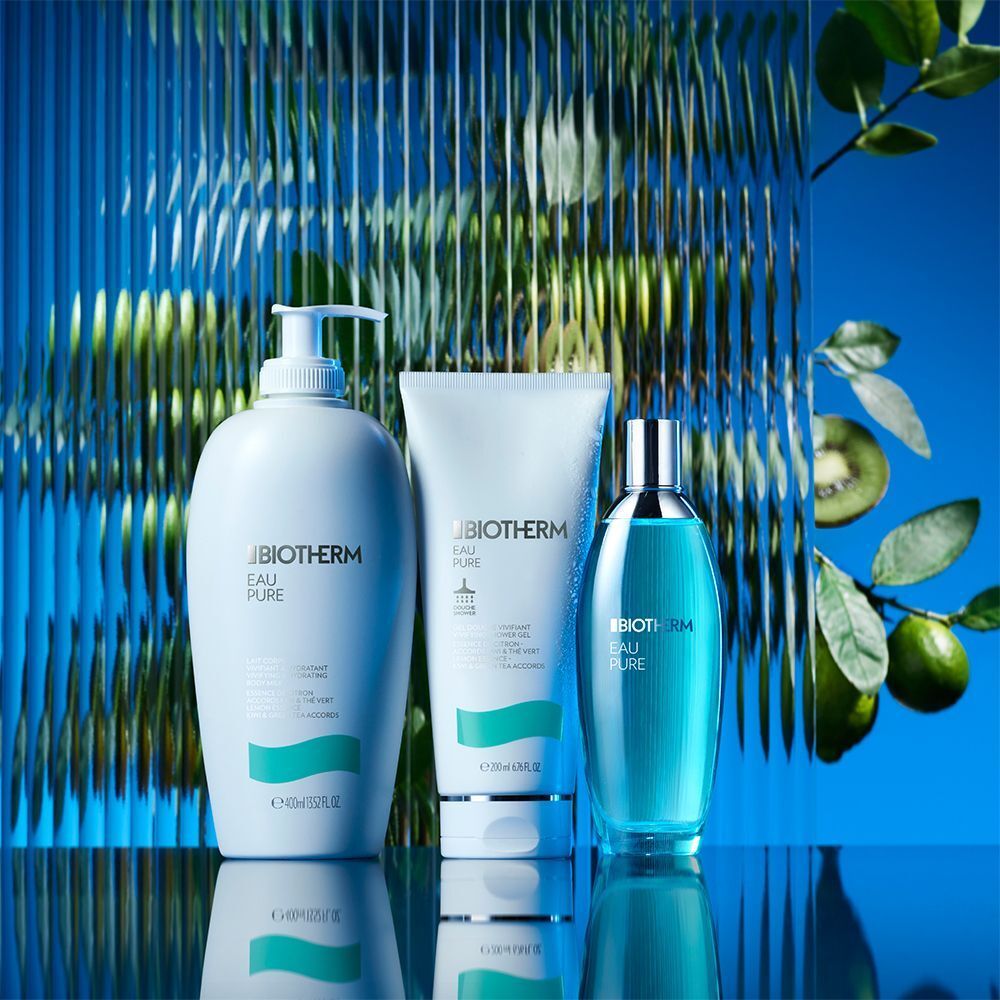 Drei Produkte: Flasche, Tube und Spray. Alle mit "BIOTHERM Eau Pure" beschriftet. Hintergrund: blau und grüne Blätter.