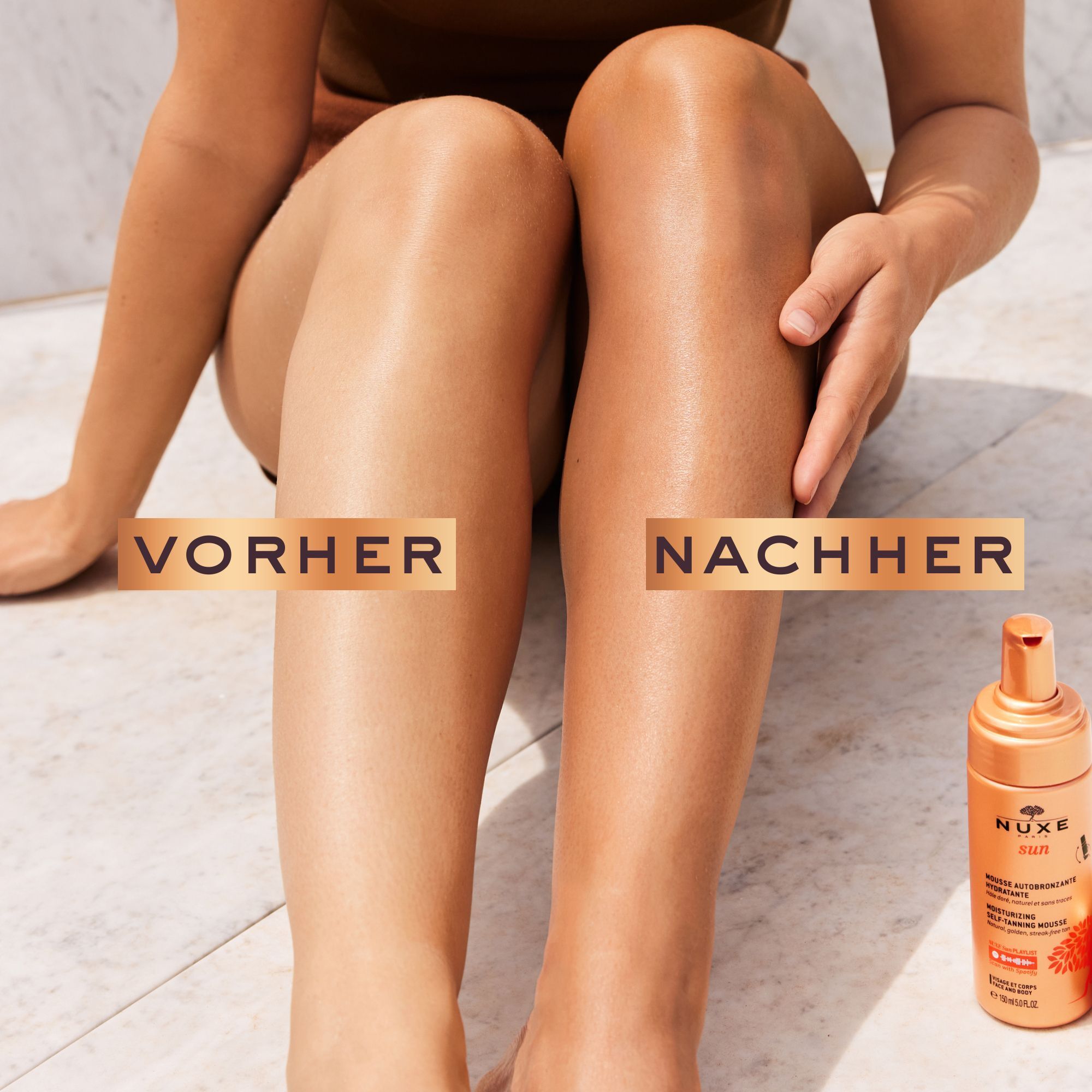 Beine, vorher und nachher. Rechts gebräunt. Flasche NUXE Sun. Text: MOUSSE AUTOBRONZANTE HYDRATANTE.