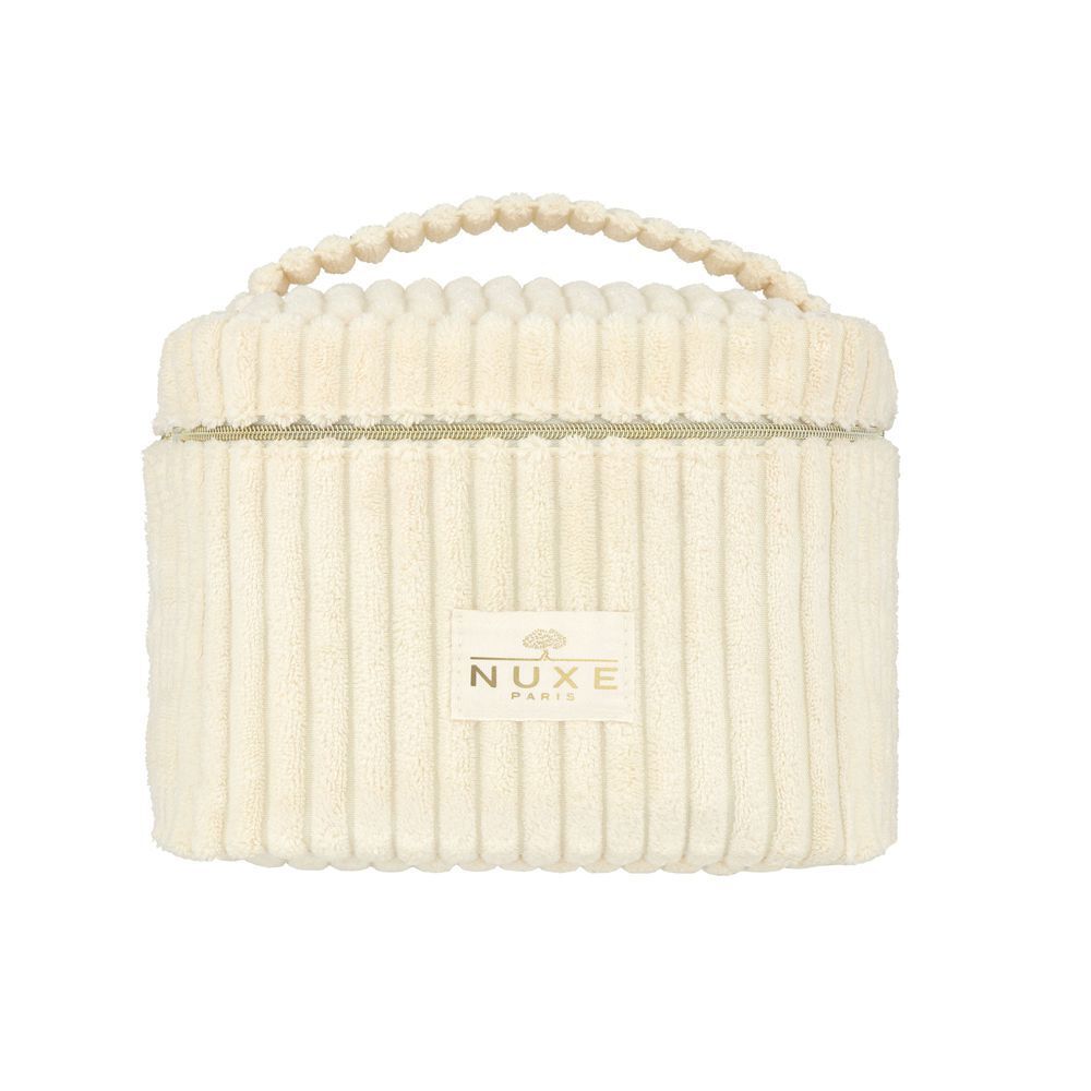 Beige Kosmetiktasche mit Griff und Reißverschluss. Auf der Vorderseite befindet sich ein Etikett mit dem Logo.