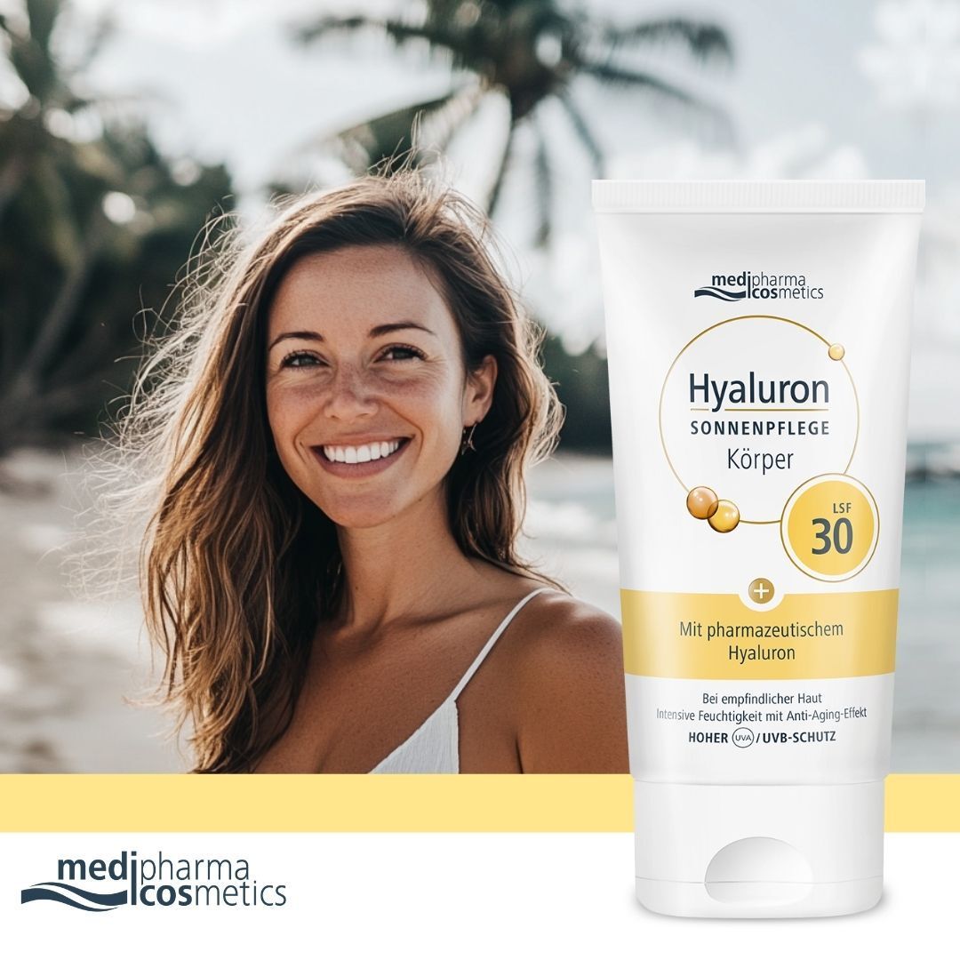 Eine Frau lächelt am Strand. Daneben eine Tube HYALURON SONNENPFLEGE Körper Creme LSF 30. Weiße Tube mit gelben und blauen Akzenten. Text: Hyaluron, LSF 30.