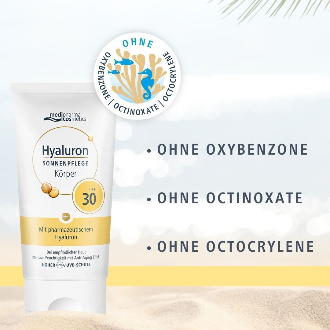 HYALURON SONNENPFLEGE Körper Creme LSF 30. Weiße Tube mit gelben und blauen Akzenten. Text: Hyaluron, LSF 30, Mit pharmazeutischem Hyaluron. Ohne Oxybenzone, Octinoxate, Octocrylene.