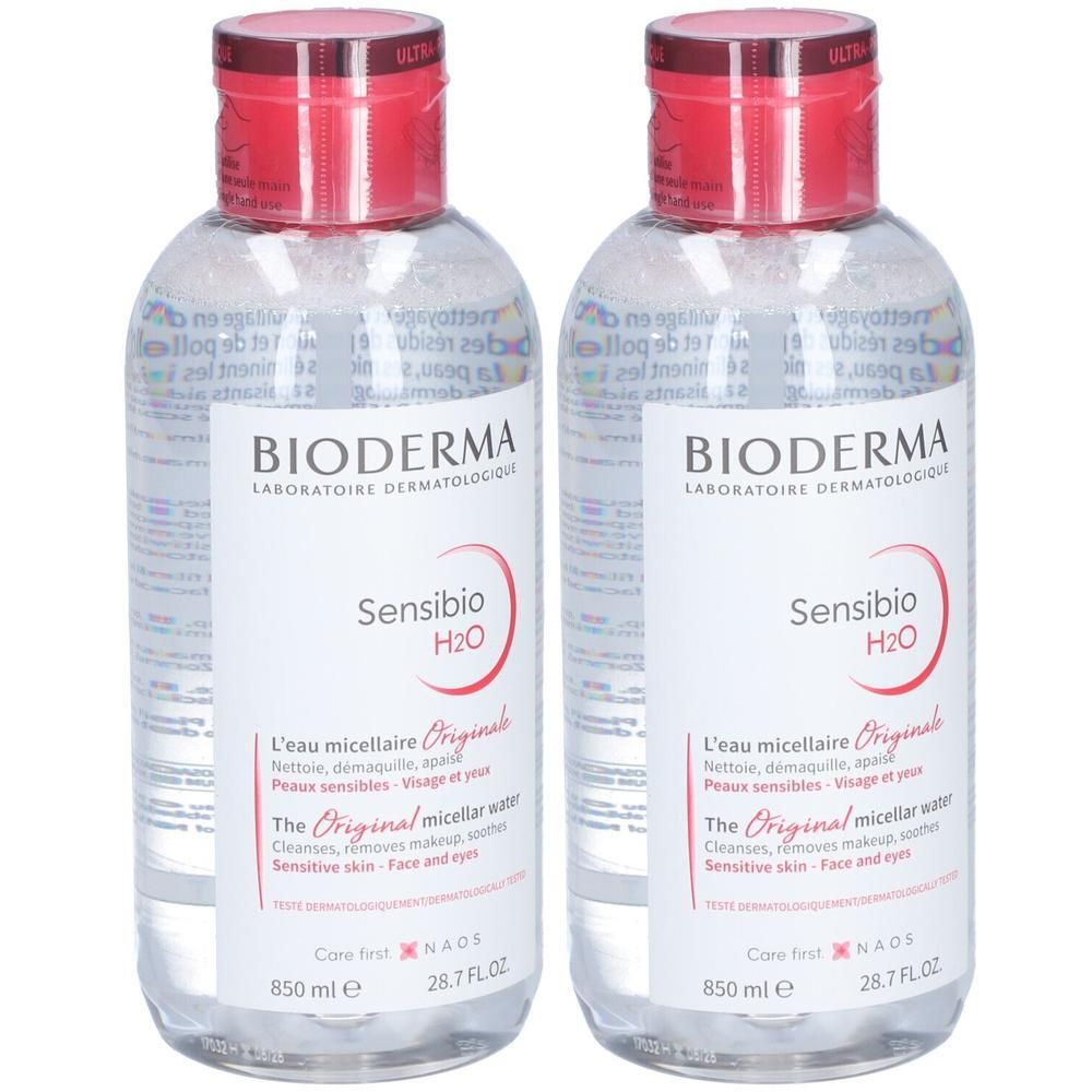 Zwei transparente Flaschen mit rotem Verschluss. Auf den Etiketten steht "BIODERMA Sensibio H2O". Text: "L'eau micellaire Originale".