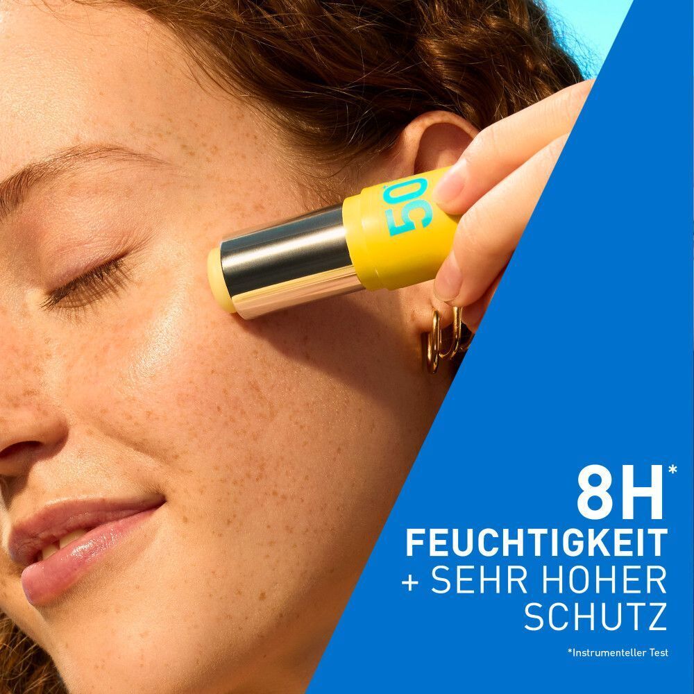 Nahaufnahme: Frau trägt CeraVe Invisible Sun Stick LSF 50+ auf. Bietet 8h Feuchtigkeit und hohen Schutz.