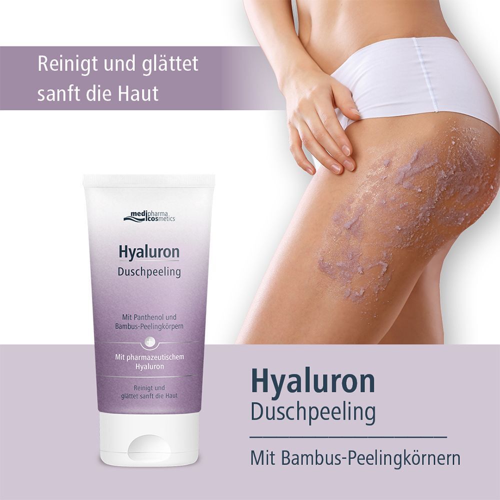 Hyaluron Duschpeeling-Tube neben einer Frau, die das Produkt auf ihrem Bein anwendet. Produktname und Logo sind sichtbar.