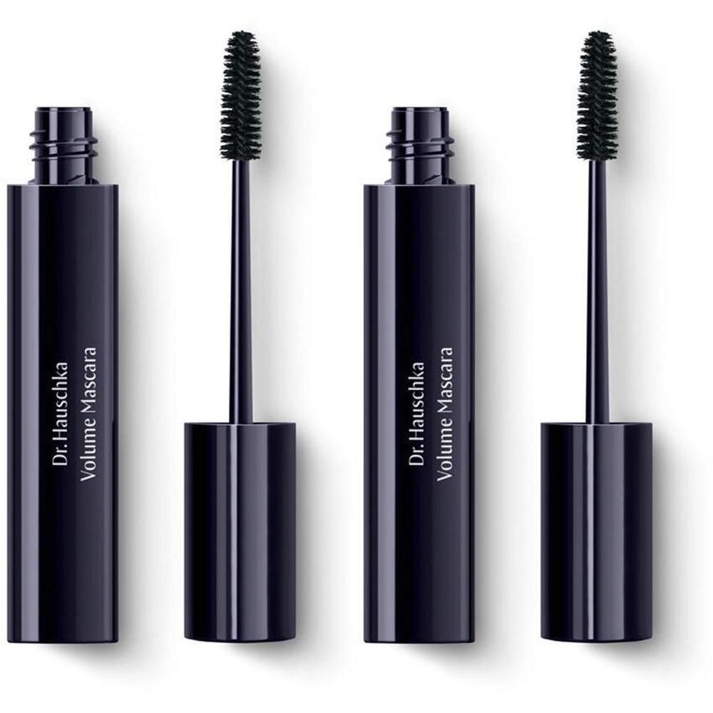 Vier schwarze Mascara-Tuben mit Bürsten. Auf jeder Tube steht "Dr. Hauschka Volume Mascara".