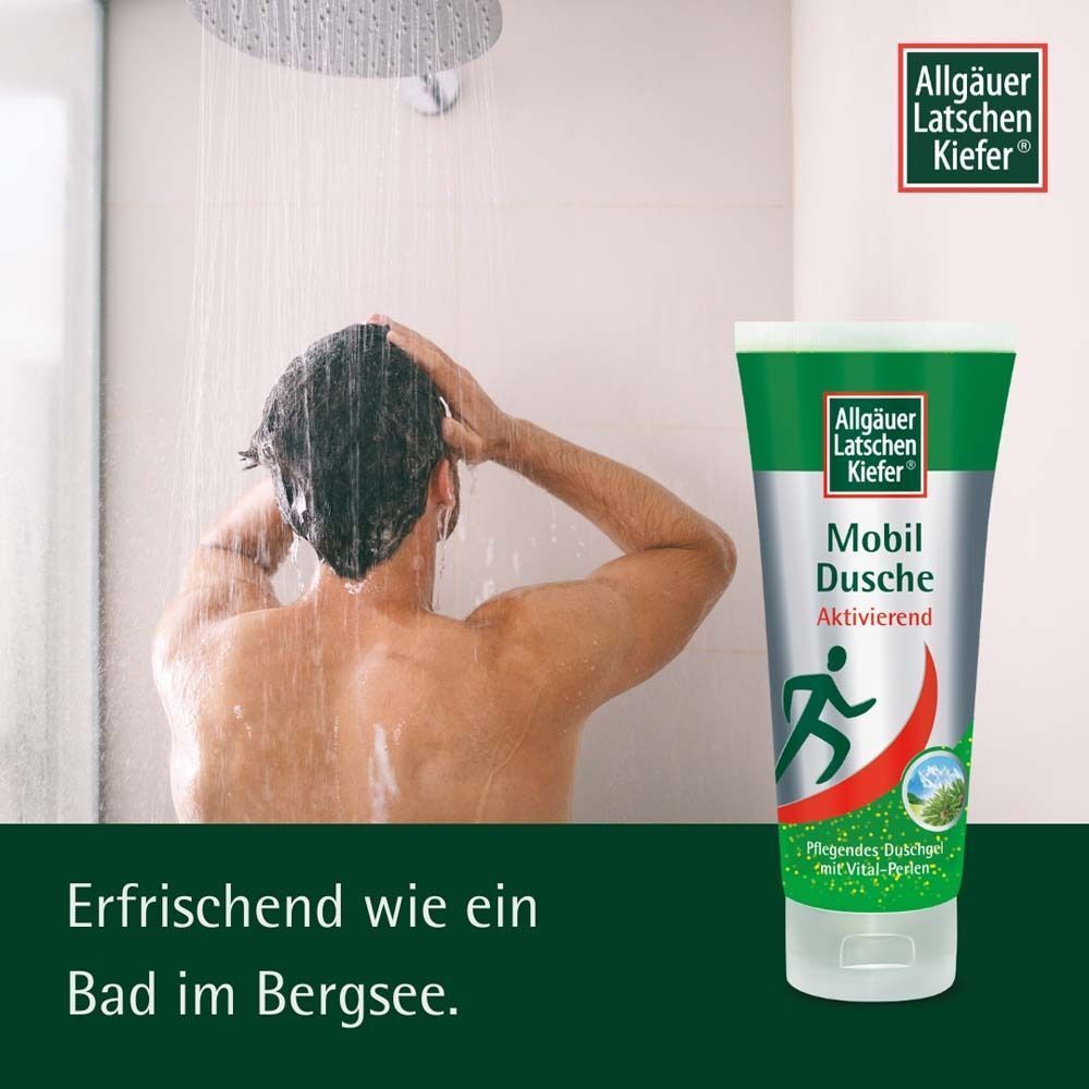 Mann duscht. Allgäuer Latschenkiefer Mobil Dusche Tube. Grün-silberne Tube mit Produktnamen und Logo. Aktivierend. Text: Erfrischend wie ein Bad im Bergsee.