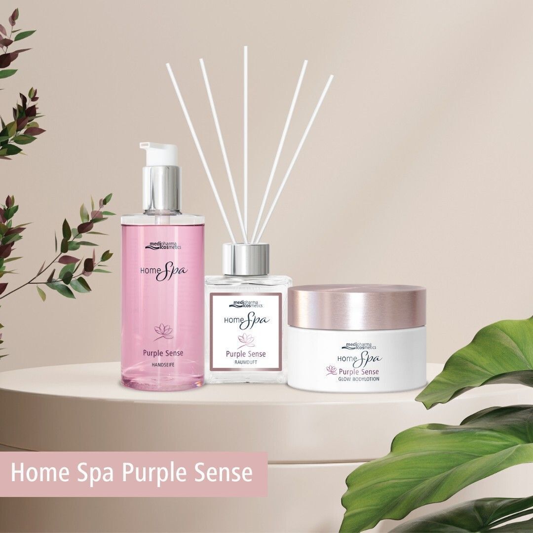 Drei Produkte auf einer Plattform: Lotion, Duftdiffusor und Tiegel. Text: Home Spa Purple Sense.