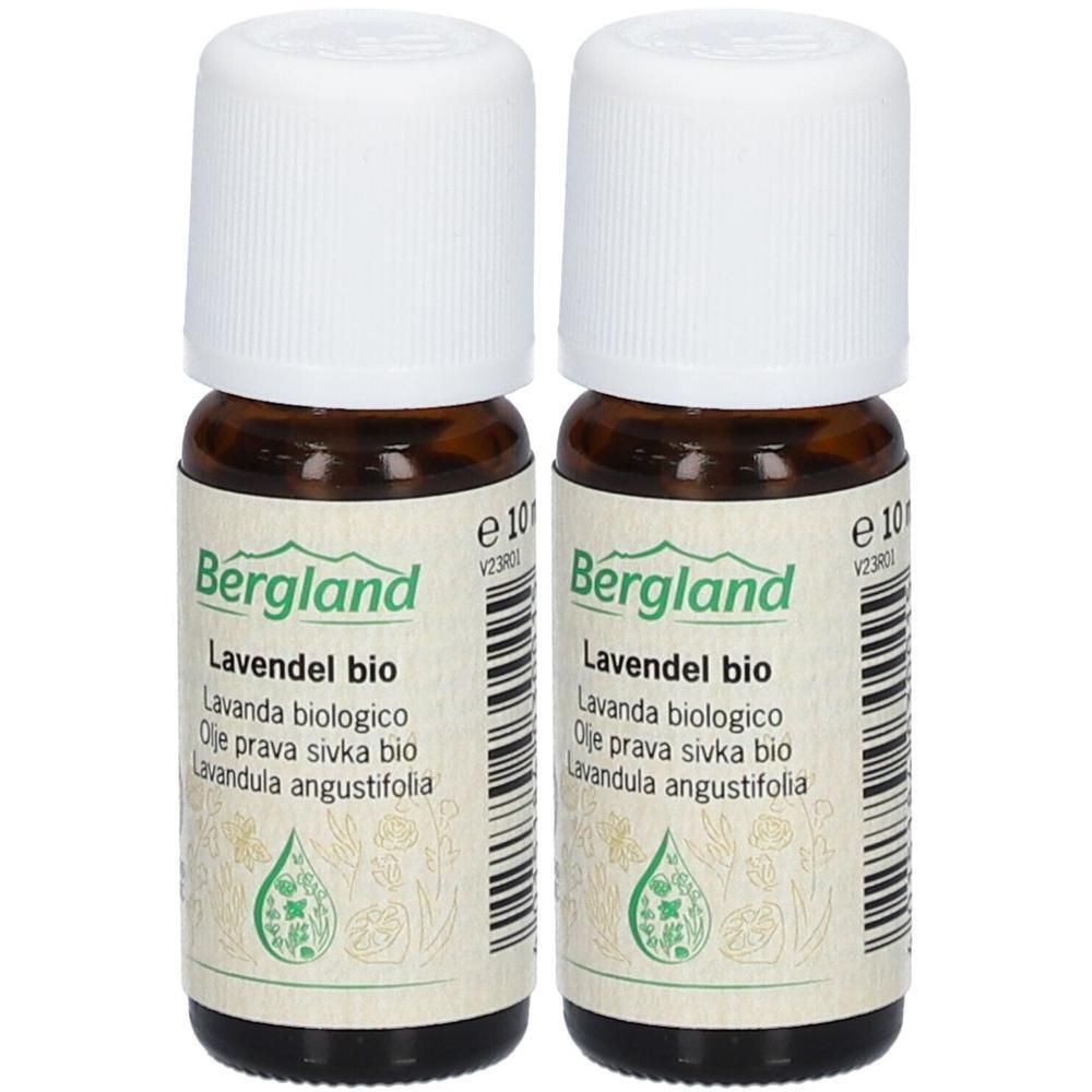 Zwei braune Glasflaschen mit weißem Deckel. Aufschrift: Bergland Lavendel bio. Etikett mit grünen Pflanzenmotiven.