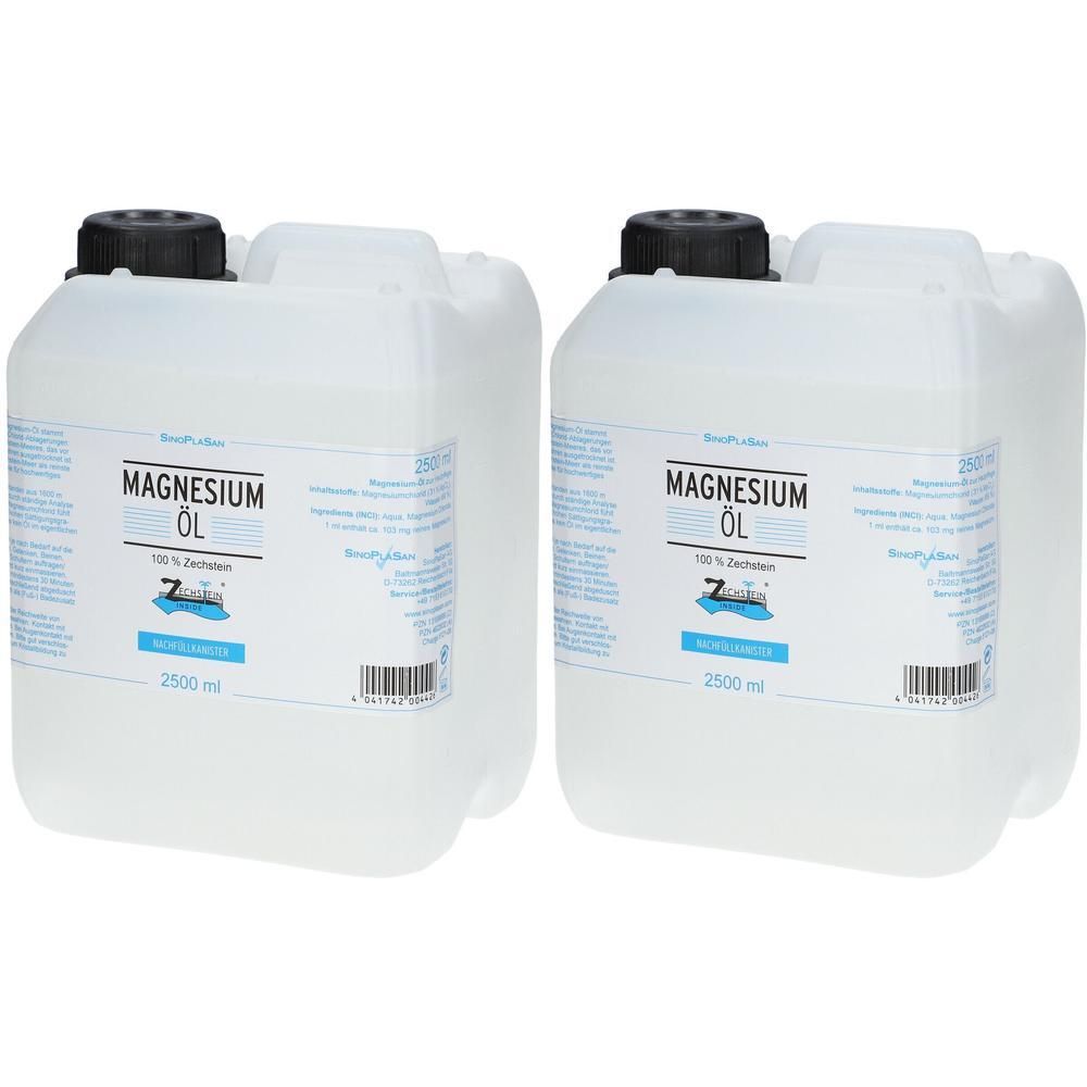 Zwei weiße Kanister mit schwarzem Deckel. Aufschrift: Magnesium Öl, 100 % Zechstein. 2500 ml.