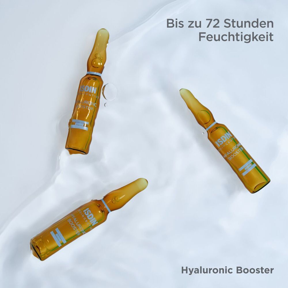 Drei Ampullen ISDINCEUTICS® Hyaluronic Booster in Wasser. Text: Bis zu 72 Stunden Feuchtigkeit.