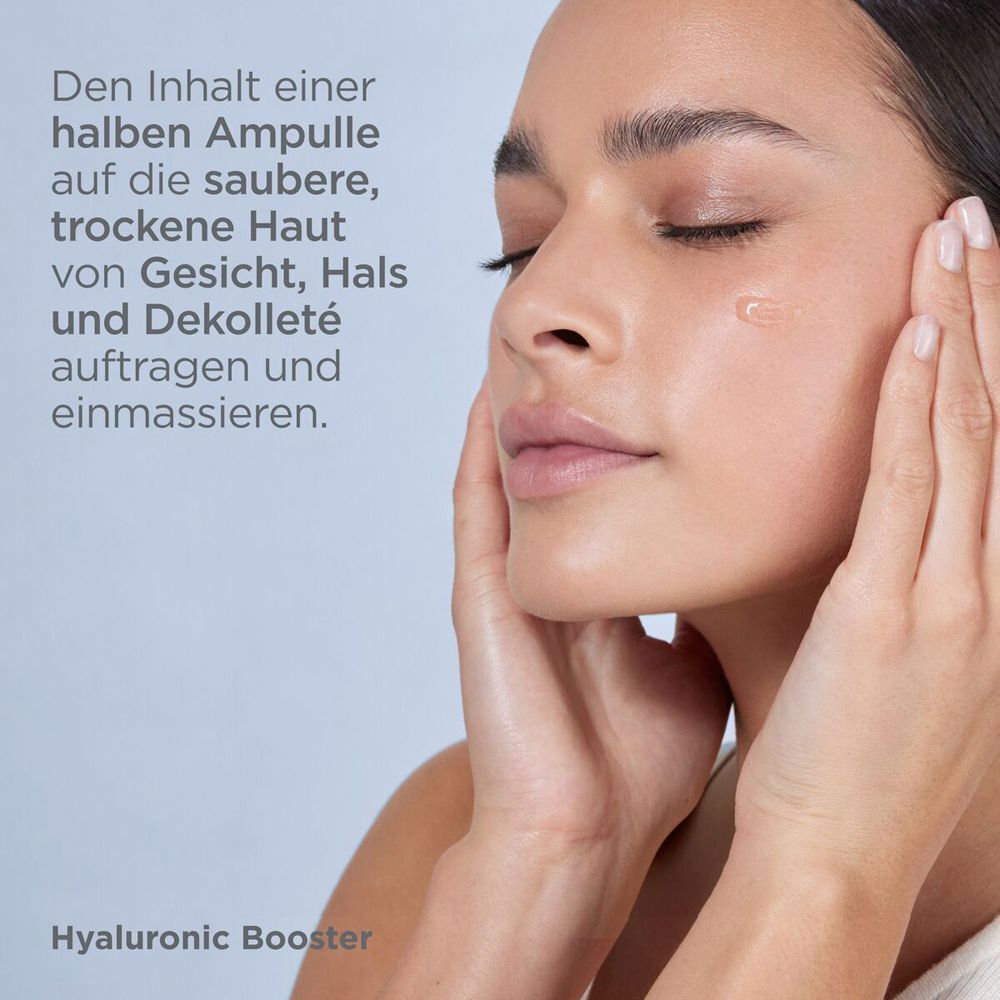 Frau trägt Flüssigkeit aus einer Ampulle ISDINCEUTICS® Hyaluronic Booster auf ihr Gesicht auf.
