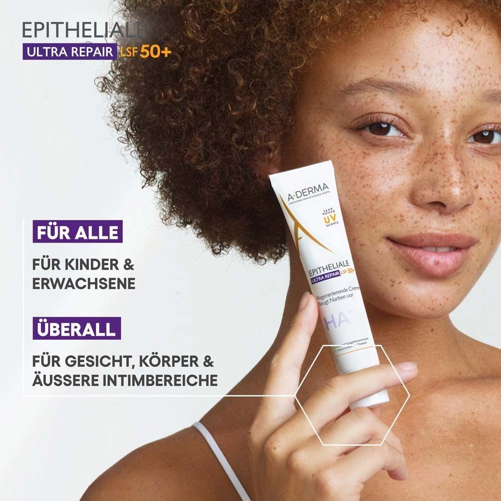 Person hält Tube A-DERMA EPITHELIALE ULTRA REPAIR LSF 50+. Text: Für alle, für Kinder & Erwachsene, überall.