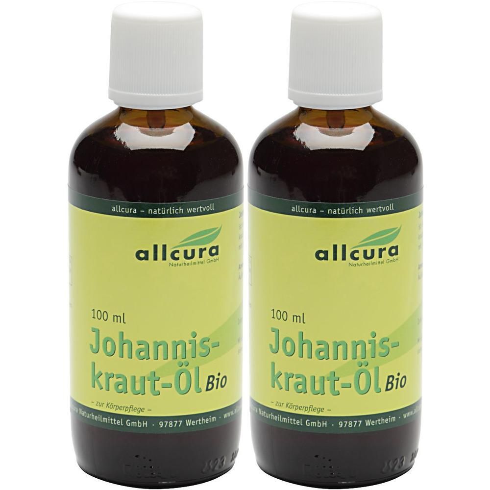 Zwei braune Glasflaschen mit weißem Verschluss. Etikett mit "allcura Johanniskraut-Öl Bio" und 100 ml.