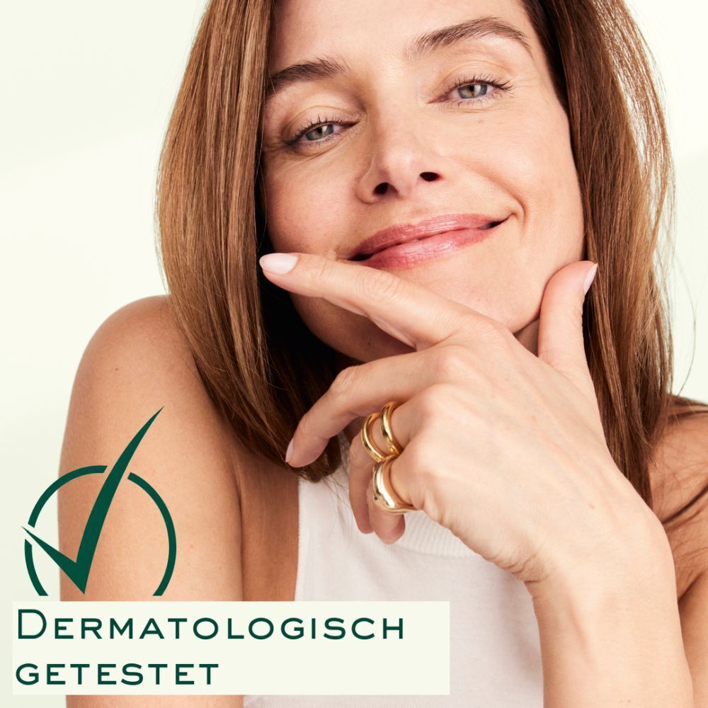 Frau mit Hand am Kinn, lächelnd. Logo: Dermatologisch getestet. Hintergrund hellgrün.