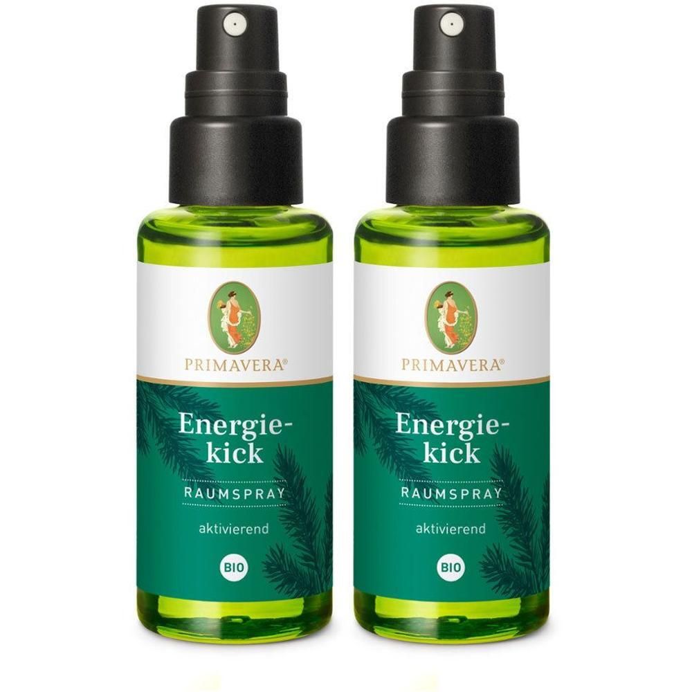 Zwei grüne Sprühflaschen mit schwarzem Sprühkopf. Auf den Etiketten steht "PRIMAVERA", "Energie-kick Raumspray" und "BIO".