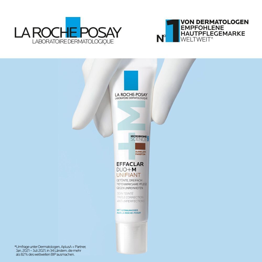 La Roche-Posay Effaclar DUO+ M getönt dunkel Tube, gehalten von einer Hand. Logo und Text: Dermatologen empfohlen.