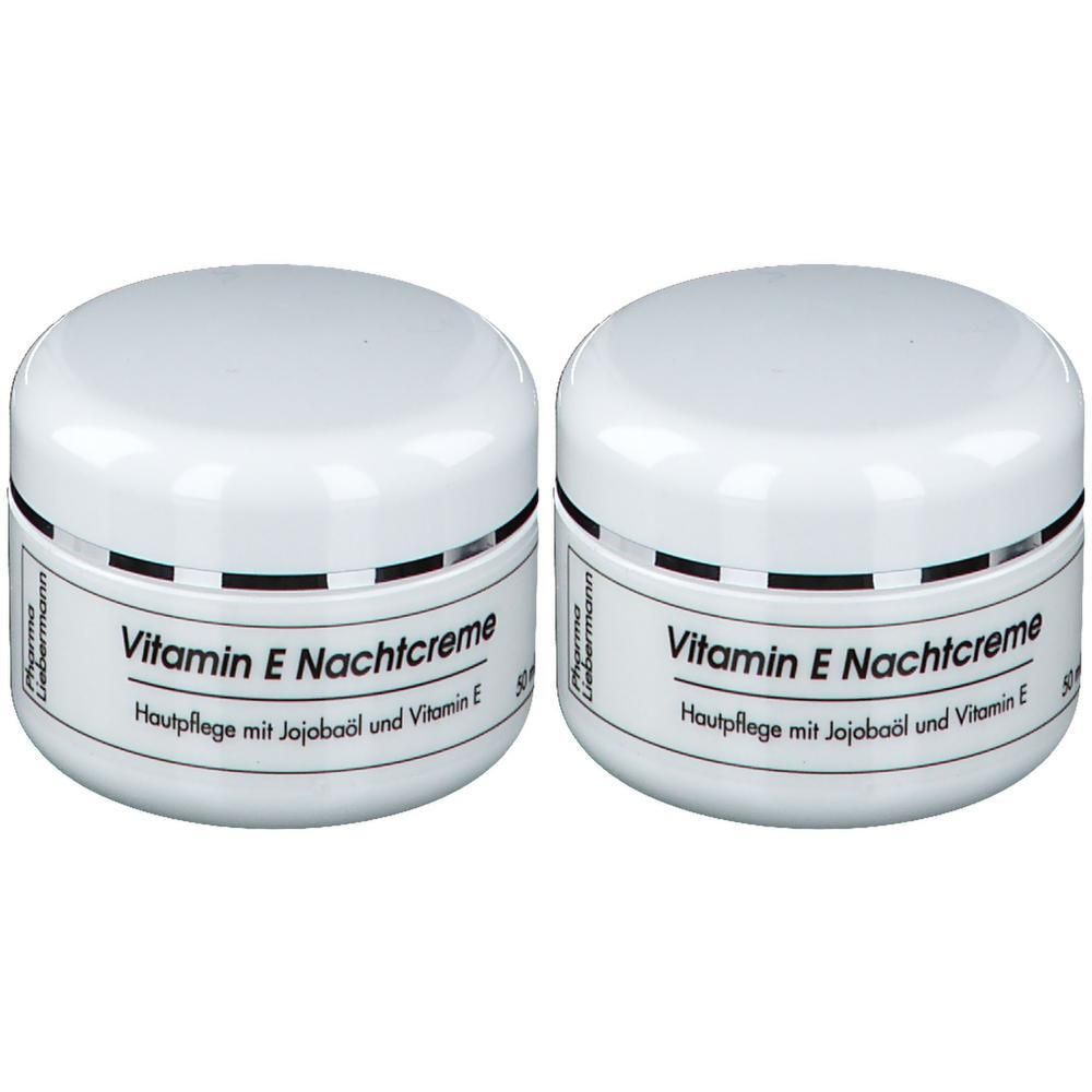 Zwei weiße Tiegel mit Deckel. Aufschrift: Vitamin E Nachtcreme. Hautpflege mit Jojobaöl und Vitamin E. Schwarze Schrift auf weißem Etikett.