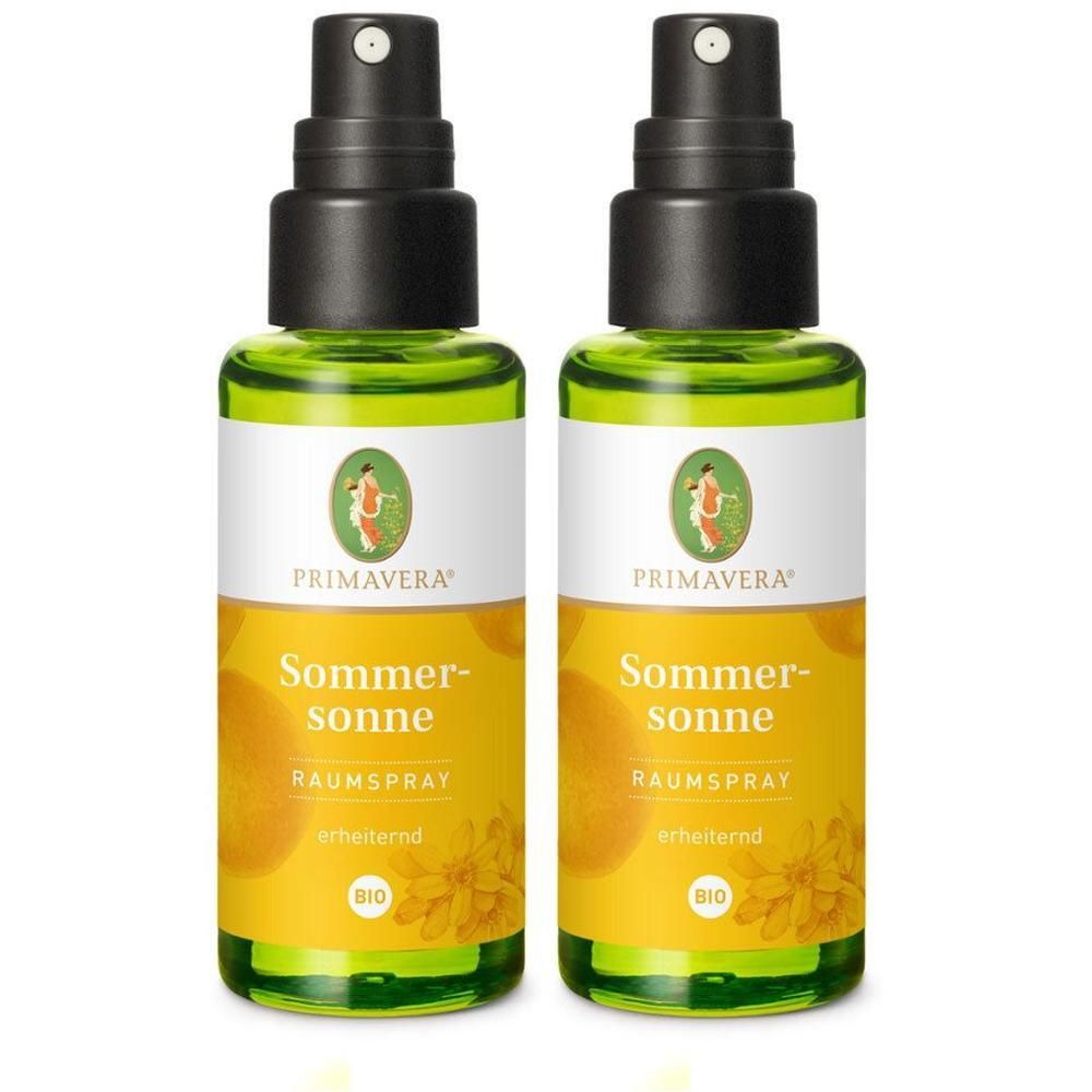 Zwei grüne Sprühflaschen mit schwarzem Sprühkopf. Auf den Etiketten steht "PRIMAVERA", "Sommersonne Raumspray" und "BIO".
