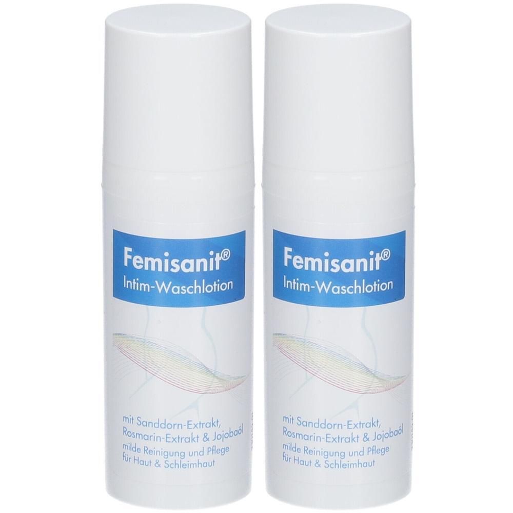 Zwei weiße Flaschen Femisanit Intim-Waschlotion. Blaue Etiketten mit Produktnamen und Inhaltsstoffangaben. Abgebildet sind zwei Flaschen.