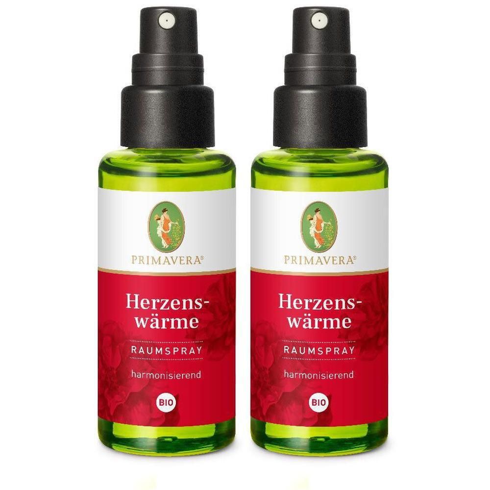 Zwei grüne Glasflaschen mit schwarzem Sprühkopf. Auf den Etiketten steht "HERZENSWÄRME Raumspray" und "BIO". Das Logo zeigt eine Frau.
