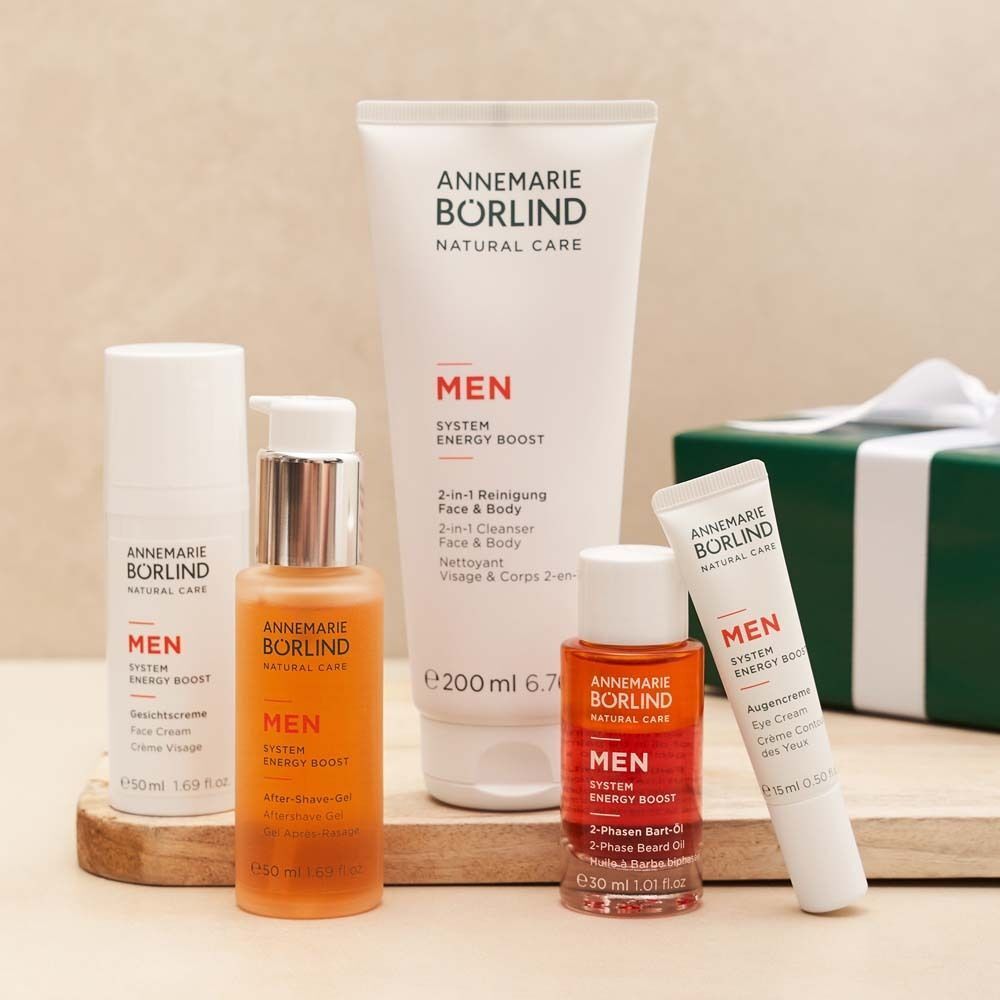 Fünf Annemarie Börlind Men System Energy Boost Produkte: Gesichtscreme, Duschgel, 3-in-1 Reiniger, Bartöl und Augencreme.