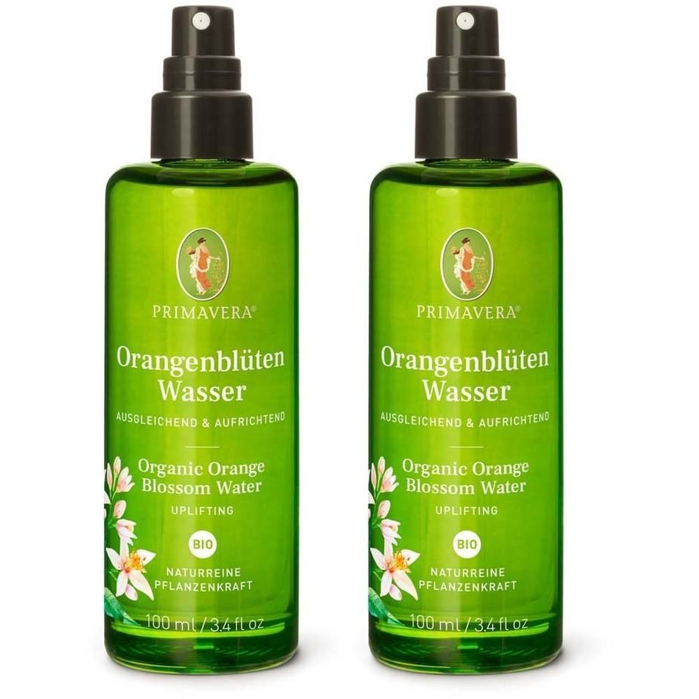 Zwei grüne Sprühflaschen mit schwarzem Sprühkopf. Aufschrift: Orangenblüten Wasser, Organic Orange Blossom Water, Bio-Siegel. Marke: Primavera.