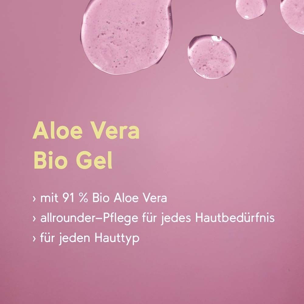 Nahaufnahme von Tropfen auf rosa Hintergrund. Text: Aloe Vera Bio Gel, mit 91 % Bio Aloe Vera, Allround-Pflege für jedes Hautbedürfnis, für jeden Hauttyp.