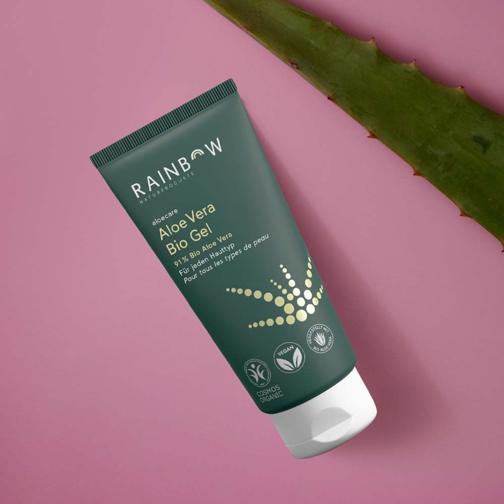 Grüne Tube mit weißem Verschluss. Aufschrift: RAINBOW Naturprodukte, Aloe Vera Bio Gel, 91% Bio Aloe Vera, für jeden Hauttyp. Logos. Aloe-Blatt.