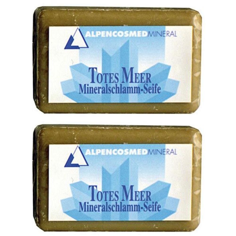 Zwei rechteckige Seifenstücke mit Etikett. Aufschrift: Totes Meer Mineralschlamm-Seife. Marke: AlpenCosmedMineral.