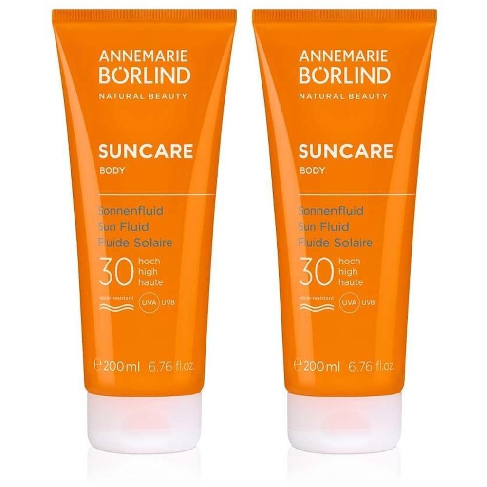 Zwei orangefarbene Tuben mit weißem Deckel. Auf jeder steht: SUNCAR, Body, Sonnenfluid, LSF 30, UVA/UVB.