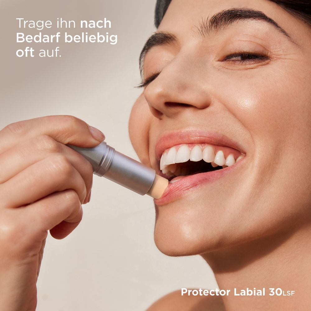 Frau trägt Lippenpflege auf. Aufschrift: Protector Labial 30 LSF.