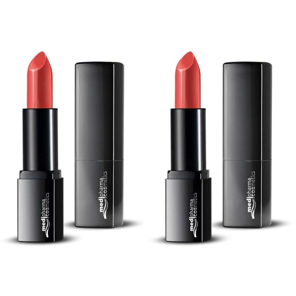 Vier Lippenstifte, zwei geöffnet, zwei geschlossen. Schwarze Hüllen, korallenfarbene Lippenstiftspitzen. Marke sichtbar.